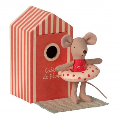 Souris petite fille et sa cabine de plage